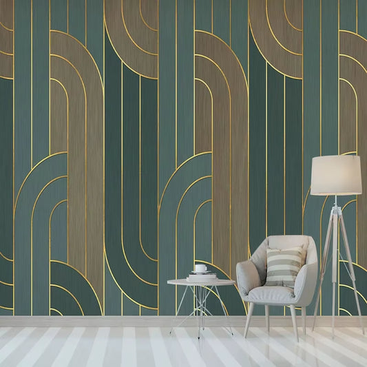 Papier peint panoramique Arcades dorées dans un coin salon, fauteuil gris clair, guéridon blanc et lampadaire trépied