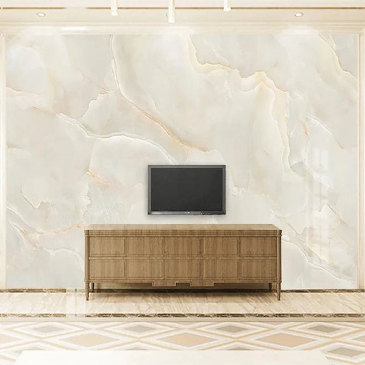 Papier peint panoramique Onyx de miel derrière un buffet en bois, télévision murale et sol en marbre