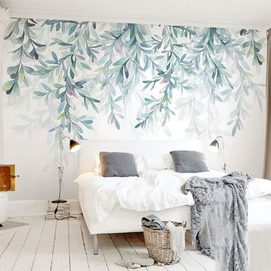 Papier peint panoramique Pluie de feuilles dans une chambre, lit blanc, coussins gris et panier en osier