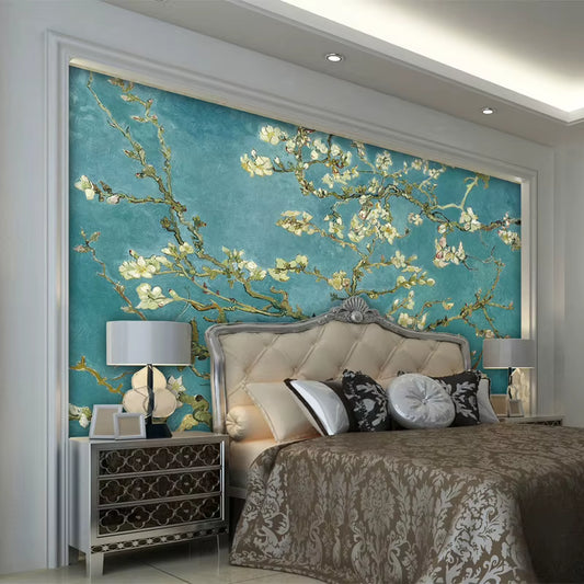 Papier peint panoramique Amandier en fleurs derrière un lit capitonné, linge damassé taupe et chevets à miroirs
