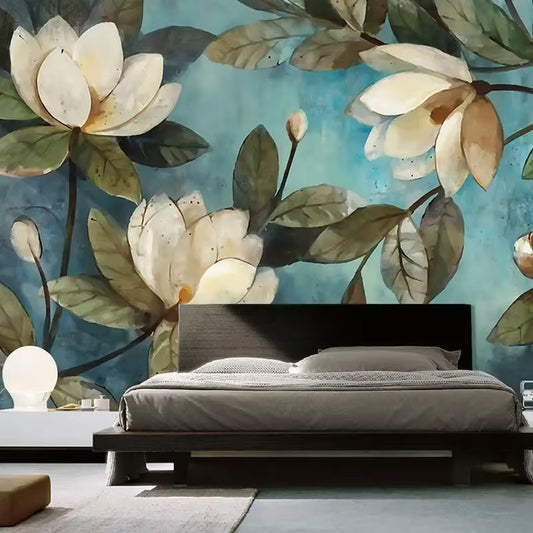 Papier peint panoramique Magnolias d'antan derrière un lit à tête de lit noire, linge gris