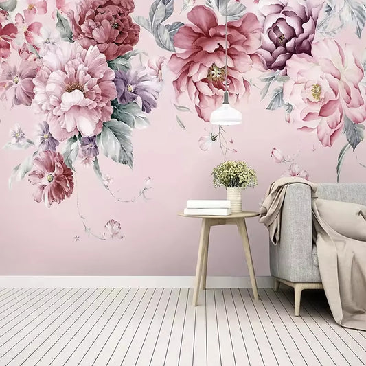 Papier peint panoramique Pivoines de mai dans un salon, guéridon en bois, plante et fauteuil gris