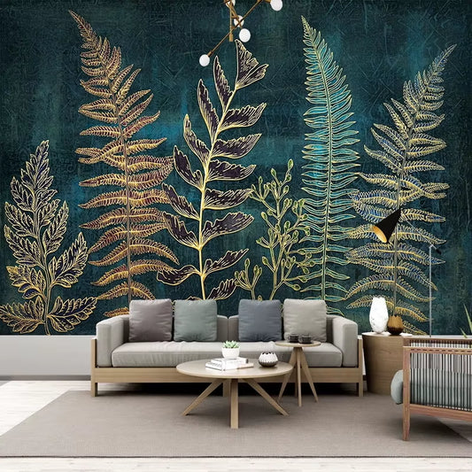 Papier peint panoramique Herbier doré derrière un canapé gris clair, coussins gris-vert et tables basses rondes en bois