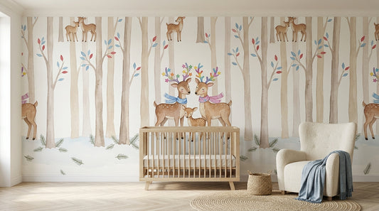 Papier peint panoramique La Forêt des faons, crème et bleu glacier, dans une chambre de bébé avec lit à barreaux en bois