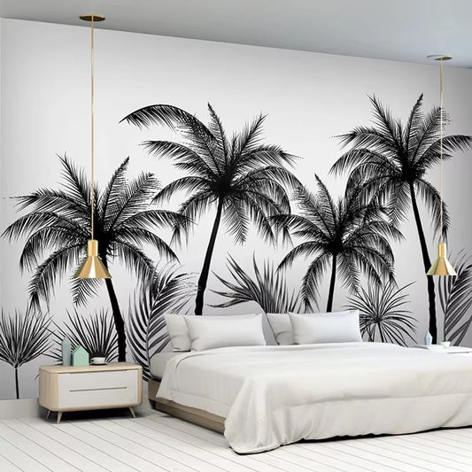 Papier peint panoramique Palmeraie à l'encre derrière un lit blanc, suspensions dorées et chevet en bois