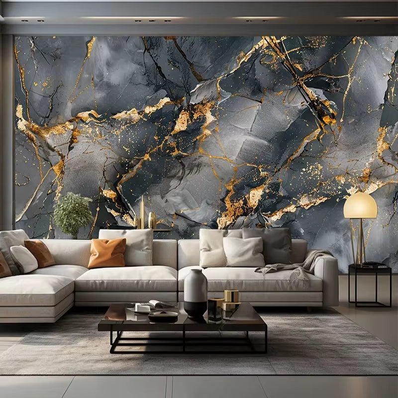 Papier peint panoramique effet marbre Veines d'or, anthracite et or, dans un salon