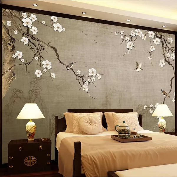 Papier peint panoramique japonisant Le Prunier aux oiseaux, taupe et ivoire, derrière un lit