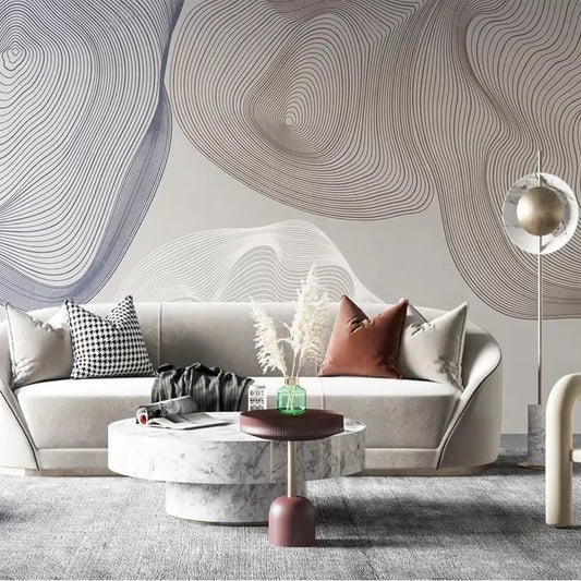 Papier peint panoramique Courbes de niveau dans un salon, canapé crème et table basse en marbre