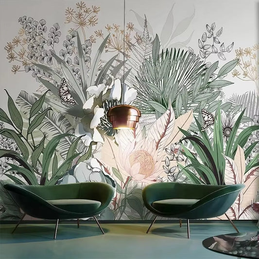 Papier peint panoramique La Serre aux papillons dans un salon, deux fauteuils en velours vert et suspension cuivrée