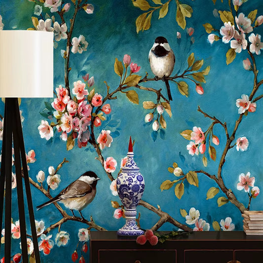 Papier peint panoramique Les Mésanges vue rapprochée, mésange sur une branche fleurie et vase bleu et blanc