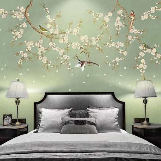 Papier peint panoramique Volière de printemps derrière un lit capitonné gris, lampes de chevet blanches