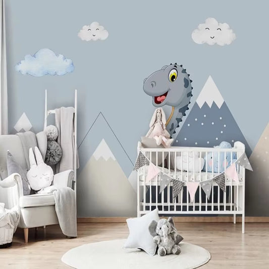 Papier peint panoramique Le Dino curieux dans une chambre de bébé, lit à barreaux blanc, fanion et peluches