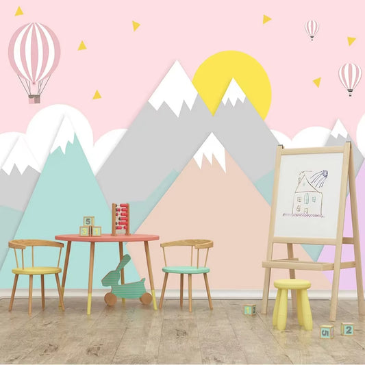 Papier peint panoramique Sommets pastel dans une salle de jeux, table d'enfant rose, chaises colorées et chevalet