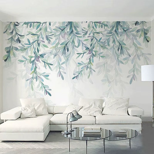 Papier peint panoramique Pluie de feuilles dans un salon, canapé d'angle blanc et tables basses en verre