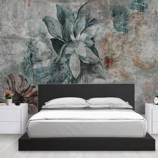 Papier peint panoramique Flore d'ardoise derrière un lit au cadre noir, linge blanc et chevets blancs