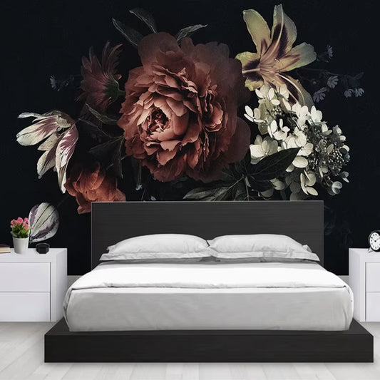 Papier peint panoramique Pivoines nocturnes derrière un lit noir, linge blanc et chevets blancs