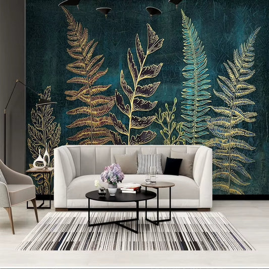 Papier peint panoramique Herbier doré dans un salon, canapé blanc capitonné, tables basses noires et tapis rayé noir et blanc