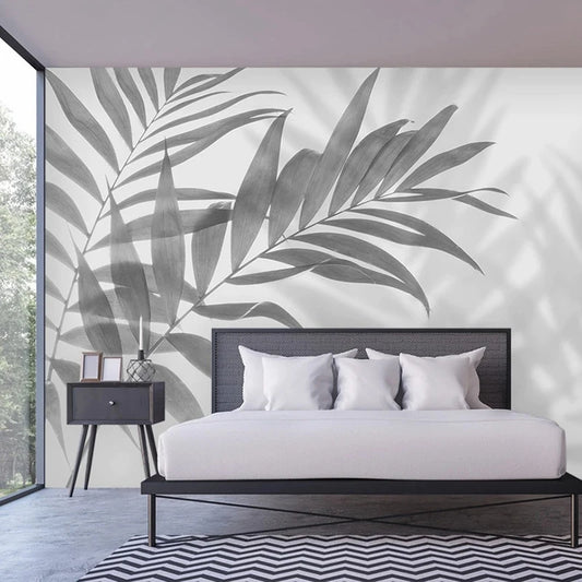 Papier peint panoramique Ombre tropicale derrière un lit noir, chambre lumineuse et tapis à chevrons