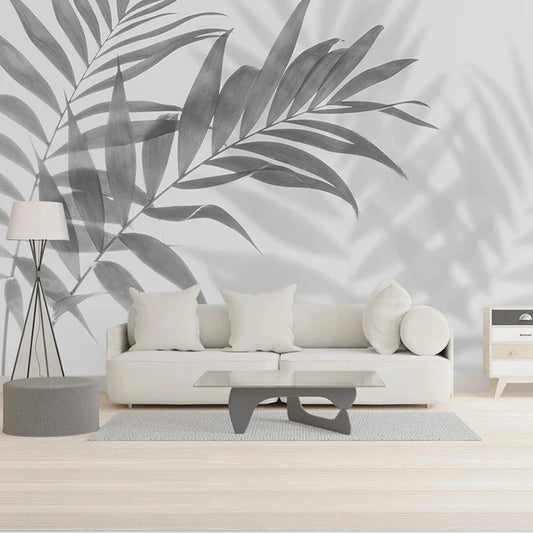 Papier peint panoramique Ombre tropicale dans un salon, canapé blanc et table basse en verre