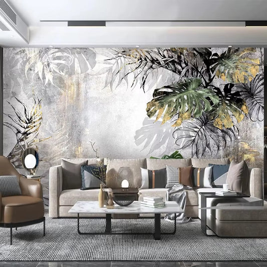 Papier peint panoramique Jungle d'argent dans un salon, canapé gris clair et fauteuil en cuir cognac